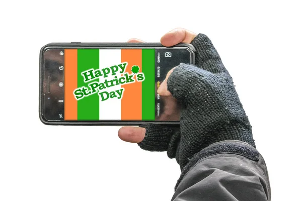 Osoba Trzymająca Telefon Komórkowy Wzorem Świętych Patricków Ekranie — Zdjęcie stockowe