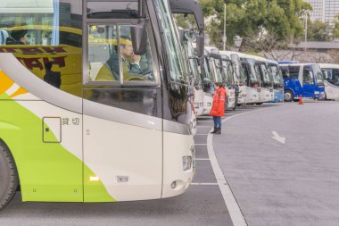 Tokyo, Japonya, Ocak - Ocak 2019 İmparatorluk Sarayı 'nın dış bahçesine park etmiş turistik otobüsler, Tokyo, Japonya