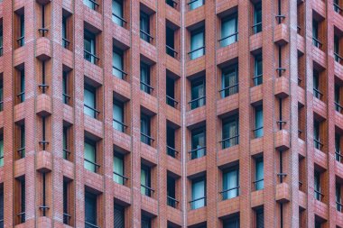 Tokyo, Japonya 'daki Chiyoda bölgesindeki modern yüksek binanın detaylı görüntüsü.