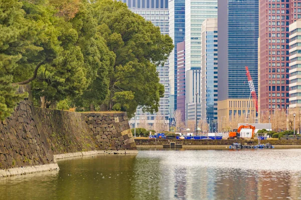 東京都千代田区の皇居庭園湖と塀 近代建築 — ストック写真