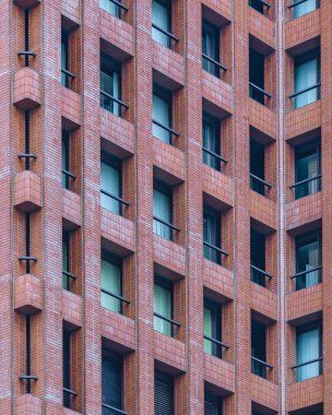 Tokyo, Japonya 'daki Chiyoda bölgesindeki modern yüksek binanın detaylı görüntüsü.