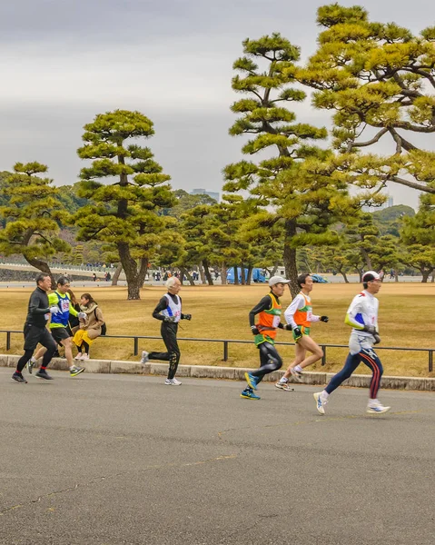 Tokyo Japan January 2019 People Running Exterior Imperial Palace Park — Stock Photo, Image