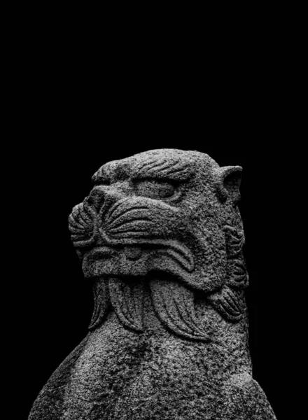 Escultura Piedra Felina Mitológica Japonesa Aislada Sobre Fondo Negro — Foto de Stock