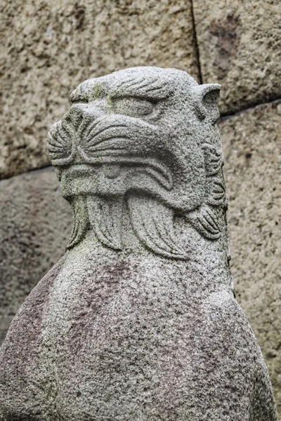 Sculpture Mythologique Japonaise Pierre Féline Sur Fond Mur Pierre — Photo