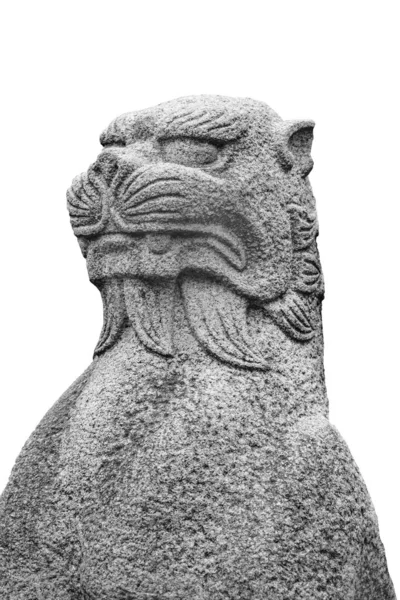 Japanse Mythologische Katachtige Stenen Sculptuur Geïsoleerd Witte Achtergrond Stockfoto
