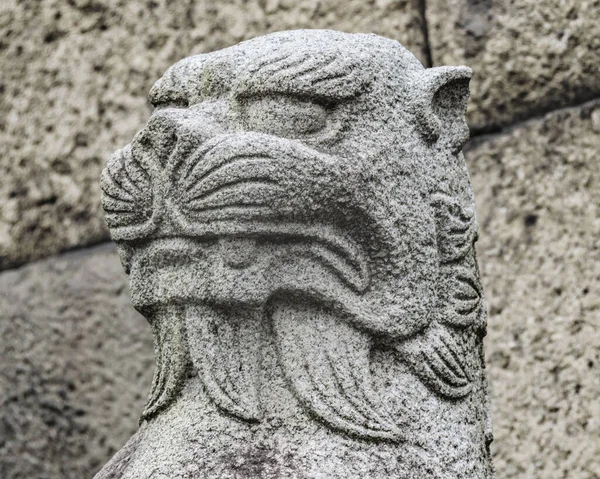 Sculpture Mythologique Japonaise Pierre Féline Sur Fond Mur Pierre — Photo
