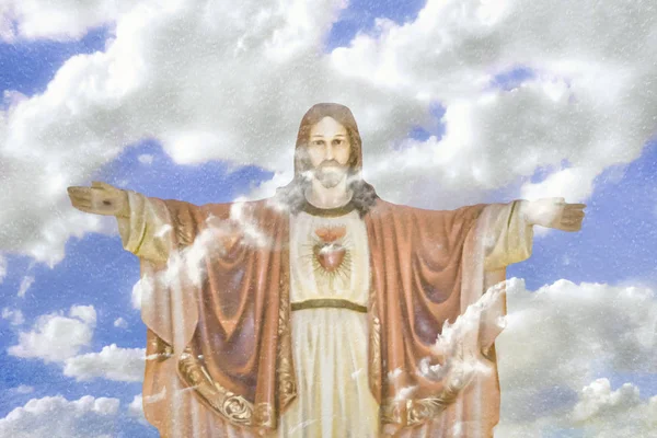 曇り空を背景に腕を開いて姿勢でイエスを描いたキリスト教の宗教的コンセプトアートワーク — ストック写真