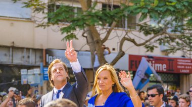 MONTEVIDEO, URUGUAY, MARCH - 2020 - Yeni başkan Luis Lacalle Pou Herrera ve başkan yardımcısı Beatriz Argimon varsayım geçit töreninde