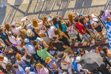 MONTEVIDEO, URUGUAY, MARCH - 2020 - Hava manzaralı kalabalık Lacalle Pou Herrera 'nın yeni Uruguay cumhurbaşkanı olduğu varsayımını kutladı 