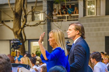 MONTEVIDEO, URUGUAY, MARCH - 2020 - Yeni başkan Luis Lacalle Pou Herrera ve başkan yardımcısı Beatriz Argimon varsayım geçit töreninde