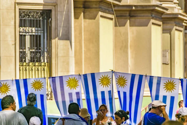 Montevideo Uruguai Março 2020 Bandeiras Uruguaias Venda Rua Ato Celebração — Fotografia de Stock