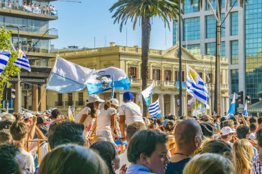 MONTEVIDEO, URUGUAY, MARCH - 2020 - Lacalle Pou Herrera 'nın Uruguay cumhuriyetinin yeni başkanı olduğu varsayımını kutlayan kalabalık 