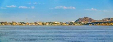 Guayas bölgesindeki Daule şehri ve Babahoyo nehrinin panoramik manzarası, Ekvador