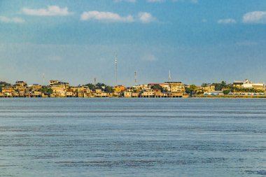 Guayas bölgesindeki nehir kenti ve babahoyo nehrinin manzarası, Ekvador