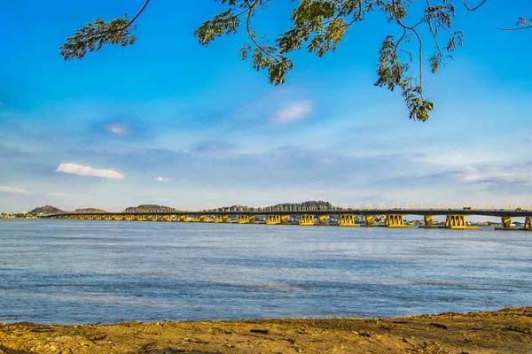 グアヤ地区の川面ダウル市とバババホヨ川の景観 — ストック写真