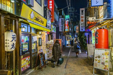 Tokyo, Japonya, Ocak - Ocak 2019 Shinjuku Bölgesi, Tokyo, Japonya 'da gece şehir kış caddesi