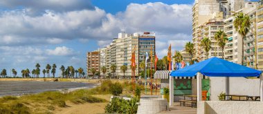 MONTEVIDEO, URUGUAY, MARCH - 2020 - Boş pocitos plajındaki güneşli şehir manzarası, Montevideo şehri, uruguay 