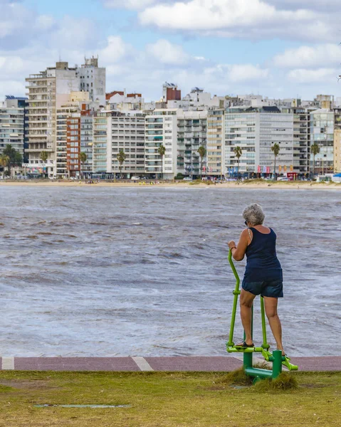 Achteraanzicht Senior Vrouw Doet Oefening Het Water Park Montevideo Uruguay — Stockfoto