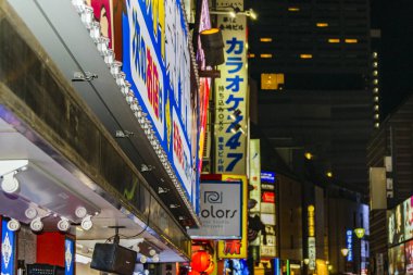 TOKYO, JAPONYAN, JANAURY - 2019 - Tokyo 'nun Shinjuku ilçesindeki şehir gece sahnesi, Japonya