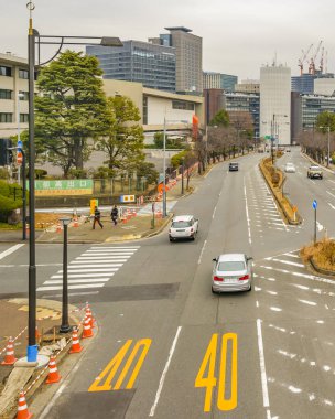 TOKYO, JAPONYAN, JANUARY - 2019 - Chiyoda, Tokyo, Japonya 'daki düşük trafik otoyolu kentsel alanı