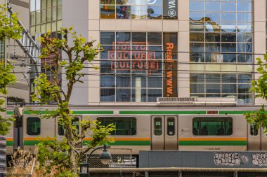 TOKYO, JAPONYAN, JANUARY - 2019 - Tokyo, Japonya 'nın ünlü Shibuya bölgesindeki dış tren hattı