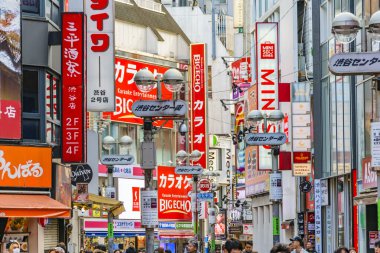 TOKYO, JAPONYAN, JANUARY - 2019 Urban Caddesi, Tokyo, Japonya 'nın ünlü Shibuya bölgesinde kış manzarası