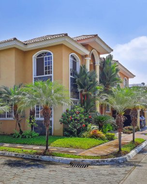 Samborondon Bölgesi, Ekvador 'daki üst sınıf mahalle evleri.