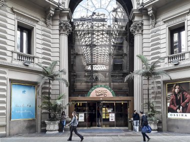 BUENOS AIRES, ARGENTINA, APRIL - 2019 - Buenos Aires City, Arjantin 'deki neoklasik stil yapı galerisinin dış cephesi