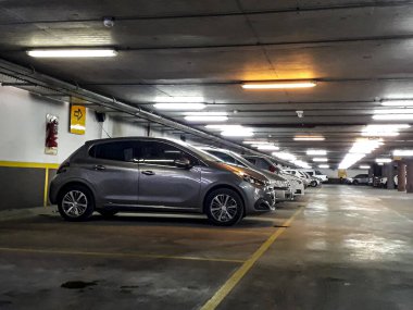 İç mekan yeraltı otoparkı, Buenos Aires, Arjantin