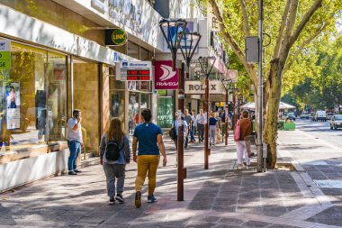 MENDOZA, ARGENTINA, APRIL - 2019 - Mendoza 'nın başkenti Arjantin' deki kentsel ticaret bölgesinde sonbahar günü sahnesi