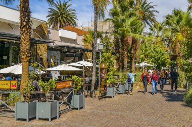 MENDOZA, ARGENTINA, APRIL - 2019 Açık AVM 'de güneşli bir gün, Godoy Cruz Bölgesi, Mendoza başkenti, Arjantin