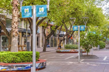 MENDOZA, ARGENTINA, APRIL - 2019 - Sarmiento yaya kaldırımında sonbahar günü sahnesi, Arjantin