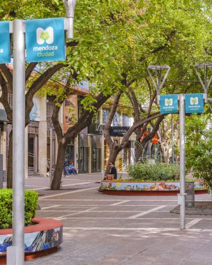 MENDOZA, ARGENTINA, APRIL - 2019 - Sarmiento yaya kaldırımında sonbahar günü sahnesi, Arjantin