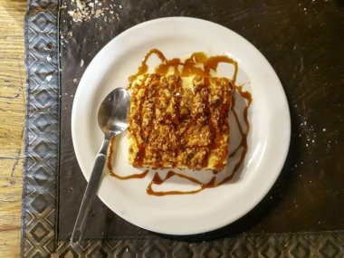 Üst manzara kırsal masada geleneksel yumurtalı tart vurdu.