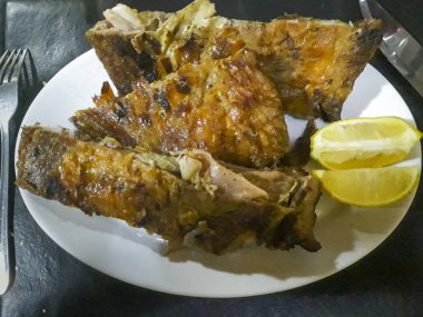 Top view, geleneksel Güney Amerika yemeklerini tabakta ızgara et ile vurdu..