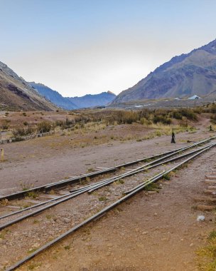 Dağ manzarası Las Heras, Mendoza, Arjantin 'de demiryolunu terk etti.
