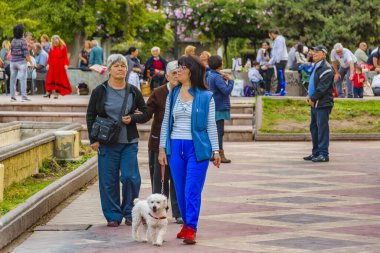MENDOZA, ARGENTINA, APRIL - 2019 - Pedro del Castillo Meydanı 'nda kalabalık, mendoza başkenti, Arjantin