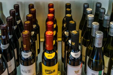 MENDOZA, ARGENTINA, APRIL - 2019 - Şarap mahzeninde sergilenen şarap şişeleri, mendoza vilayeti, Arjantin