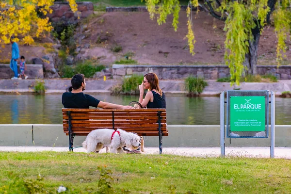 Mendoza Argentina April 2019 Pasangan Muda Dengan Hewan Peliharaan Berbicara — Stok Foto