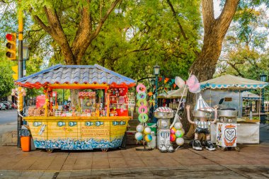 MENDOZA, ARGENTINA, APRIL - 2019 - Bağımsızlık Meydanı Parkı, Mendoza Başkenti, Arjantin Şekerleme Standı