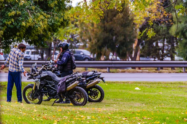 Mendoza Argentina Abril 2019 Polícias Motocicletas Prendendo Homens Parque Capital — Fotografia de Stock