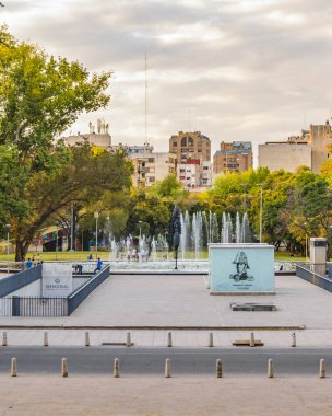 MENDOZA, ARGENTINA, APRIL - 2019 - Şehir parkında şehir günü sahnesi, mendoza başkenti, Arjantin