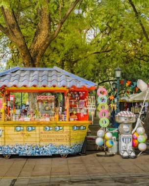 MENDOZA, ARGENTINA, APRIL - 2019 - Bağımsızlık Meydanı Parkı, Mendoza Başkenti, Arjantin Şekerleme Standı
