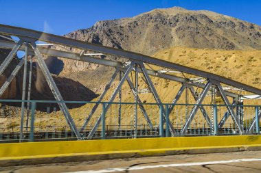 Andean otoyolundaki eski terk edilmiş köprü, Mendoza vilayeti, Arjantin