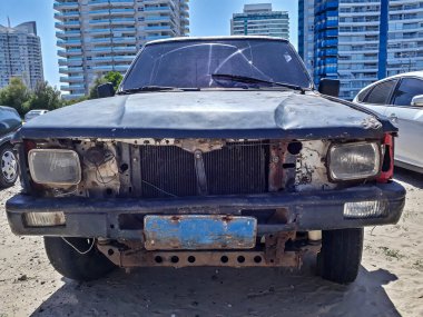 Detaylı görüntü kaza yapan araba caddede park halinde, Punta del este, uruguay