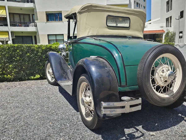 旧式老式古董车停放在乌鲁盖市庞塔德尔斯特市街上 — 图库照片