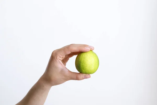 Gündüz vakti beyaz bir arka planda limonlu bir kadın.