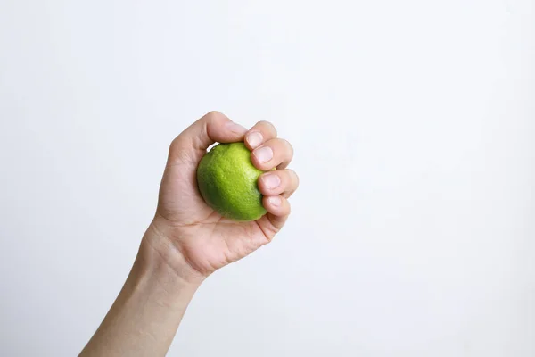 Gündüz vakti beyaz bir arka planda limonlu bir kadın.