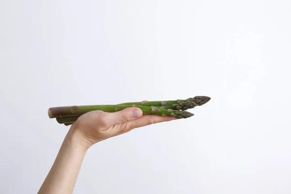Female Hand Green Asparagus White Background Daylight — Stock Photo, Image