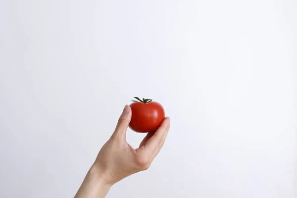 Mão Feminina Com Tomate Sobre Fundo Branco Luz Dia — Fotografia de Stock